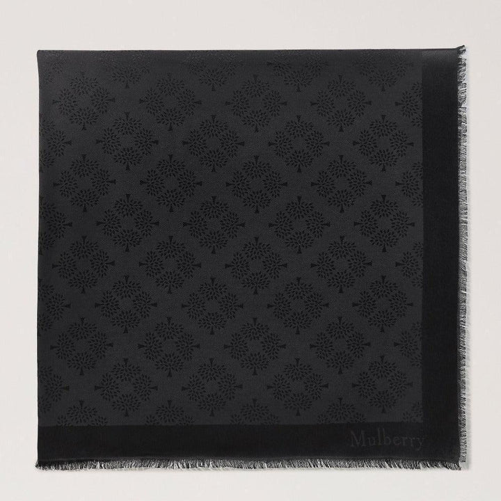 Mulberry Tree Square Silk Black tørklæde i sort silke med mønstret detalje og fine frynser. Model VS4639709A100.
