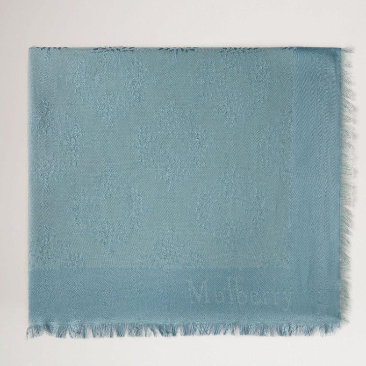 Mulberry Tree Square Silk Organic Cotton Cloud tørklæde i lyseblå med diskret mønster og frynset kant. Model VS4639709D140