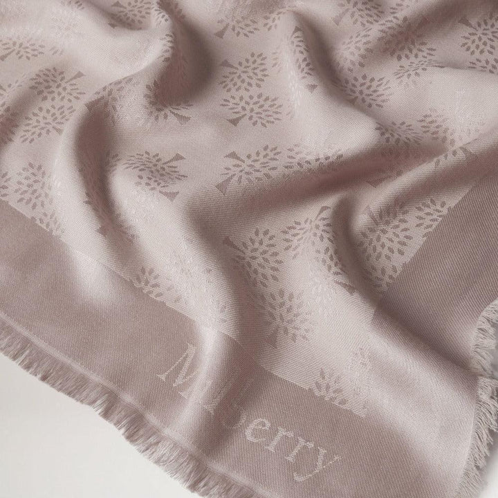 Mulberry Tree Square Silk Organic Cotton Rosewater tørklæde i lys rosa med træmønster, let frynsekant. Model VS4639709J633