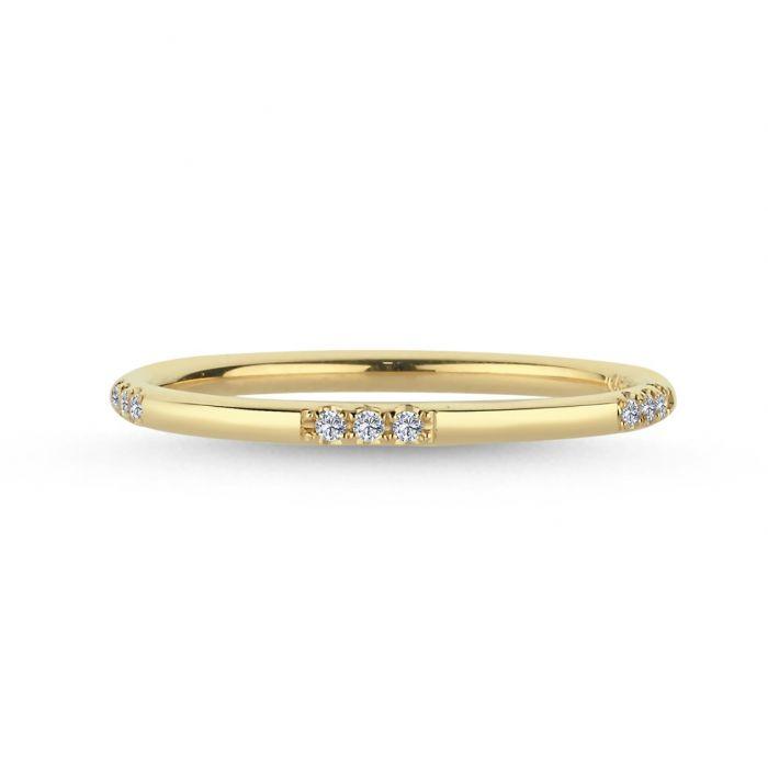 Nuran 14kt Noelle ring med diamanter viser en slank guldring med små diamanter, Model a3062-0075rg-001-1.