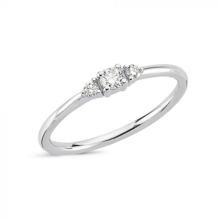 nuran-14kt-petit-ring-med-diamanter viser en slank hvidguldsring med tre små diamanter. Model R1110HG-015-001-1