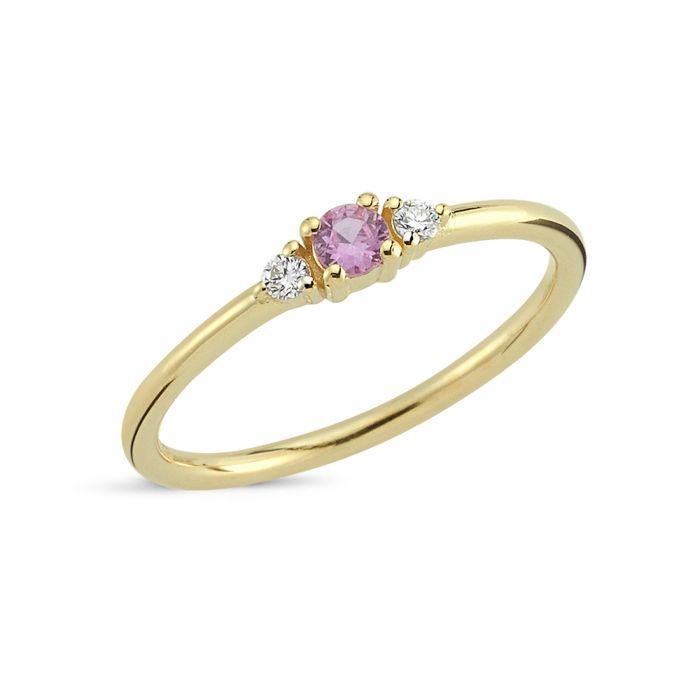 Nuran 14kt Petit Ring Pink Safir and Diamanter viser en slank guldring med lyserød safir og to diamanter, Model R1110LS-005-001-1.