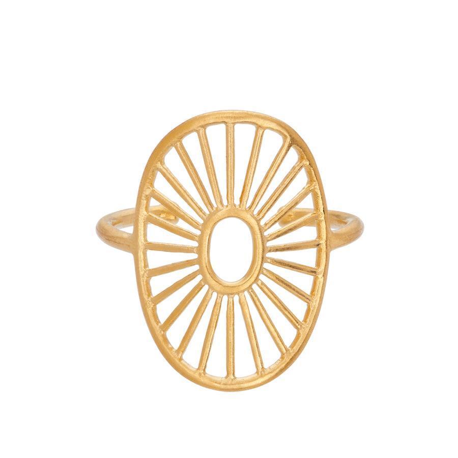 Pernille Corydon Daylight Ring R-571-GP viser en oval forgyldt fingerring med solstråle-design. Model R-571-GP-001