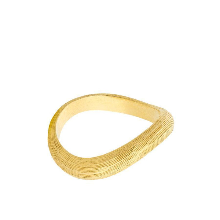 Pernille Corydon Elva ring i guldfarvet, organisk form, forside. Model R-249-GP.