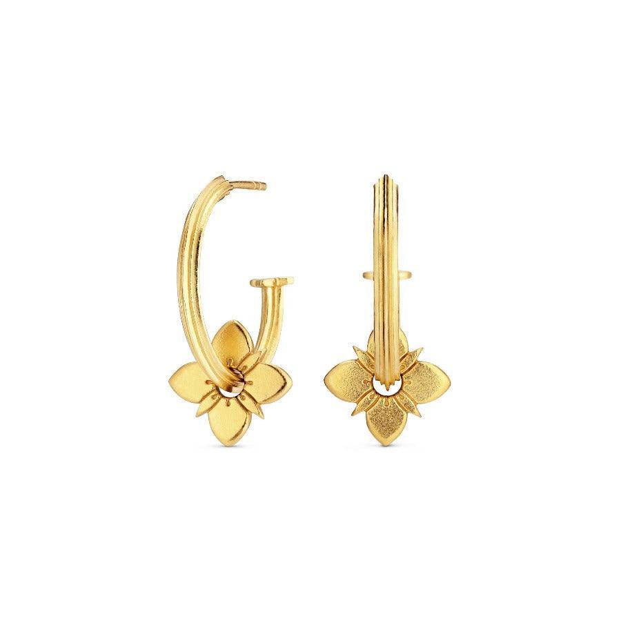 Polar Healing Hoops, forgyldte øreringe med blomsterdetalje vist mod hvid baggrund. Model HEA-HP-GD-00611-1