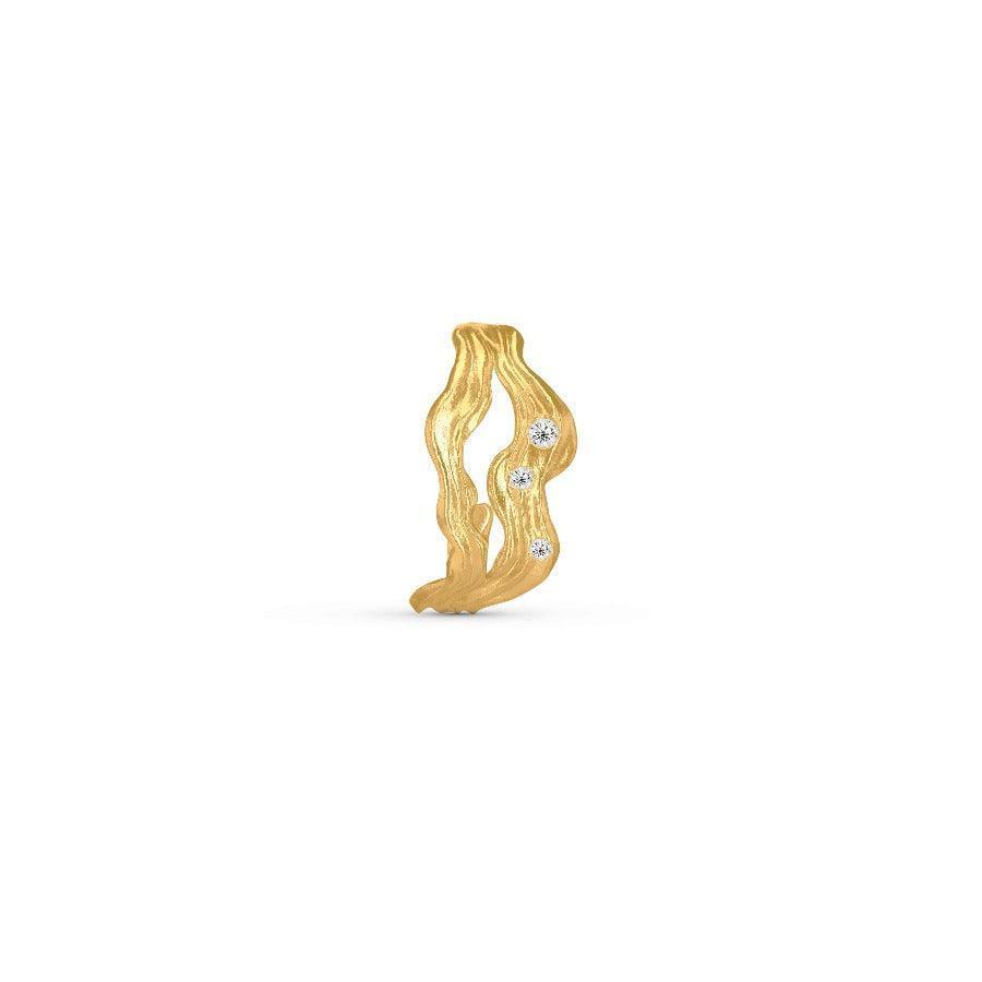 Polar Jewelry Cosmos Forgyldt Hoop Single viser en organisk formet creol i guldfarvet metal med tre funklende sten på hvid baggrund. Model COS-HP-GD-WZ-00403-1.