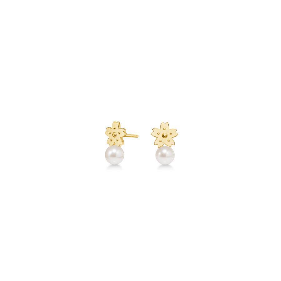 Polar Jewelry Sakura forgyldte ørestikker vises som små blomster med hvid perle, Model sak-st-gd-wp-00117-1.