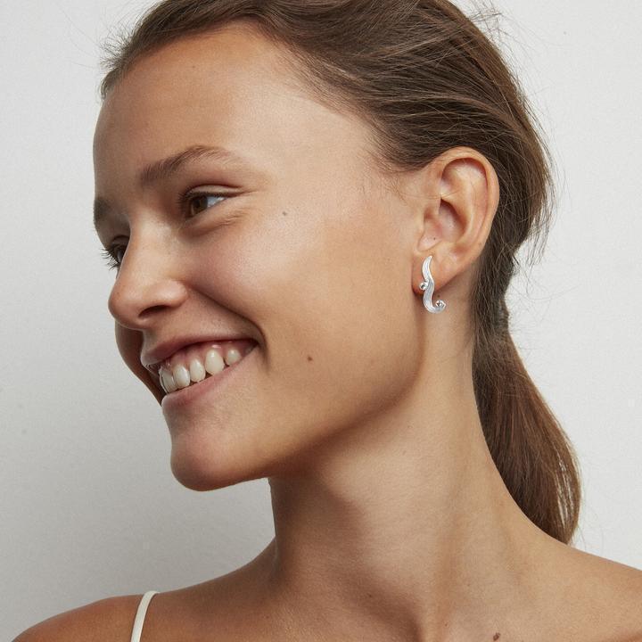 Polar Jewelry The Darning Needle sølv øre ring båret af model, vist fra siden. Model st-l-sl-wz-00335-2.