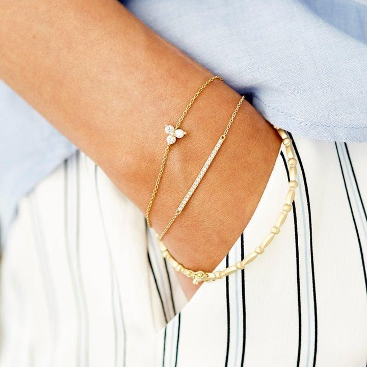 Ro Copenhagen 18kt Fryd armbånd vist på hånd, elegant guldkæde med diamanter. Model 106575-001