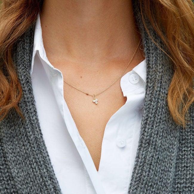 ro copenhagen 18kt fryd diamant 0.18ct vedhaeng vist på hals i guld med diamant, elegant og diskret Model111614-2