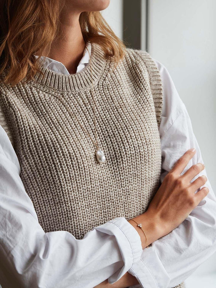 RO Copenhagen 18kt Fryd Perle med Diamanter smykke bæres af kvinde, elegant og diskret, Model 106587-2.