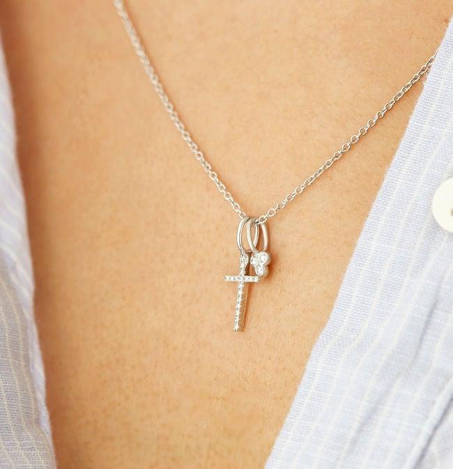 Ro Copenhagen 18kt Orbit Dot Diamant Vedhæng hvidguld på hals, elegant og tidløs, Model 100150-2.