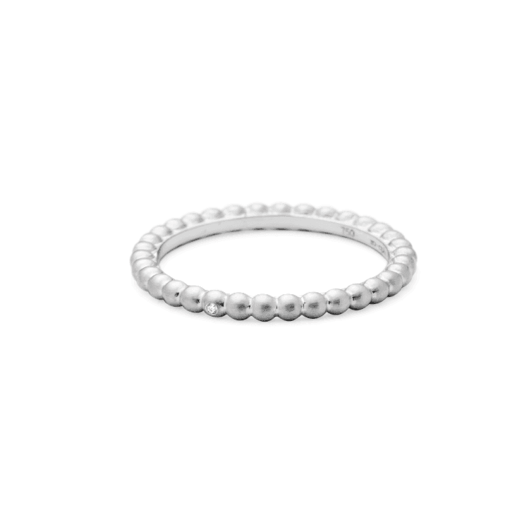 RO Copenhagen 18kt Orbit Dot Ring Hvidguld, enkel ring i hvidguld med diskret perlelook. Model 90658-001.