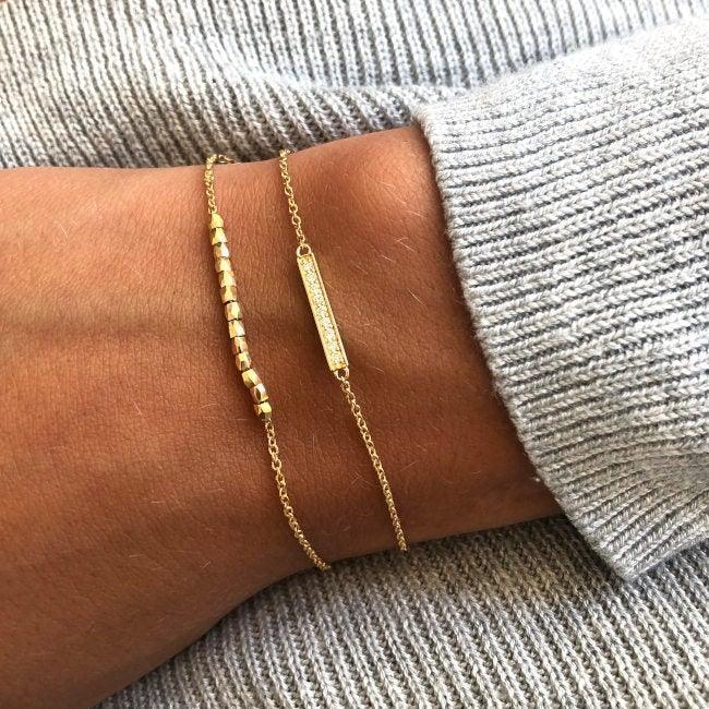 ro copenhagen 18kt rock beads me armbånd i guld på håndled, minimalistisk look, Model 93319-002