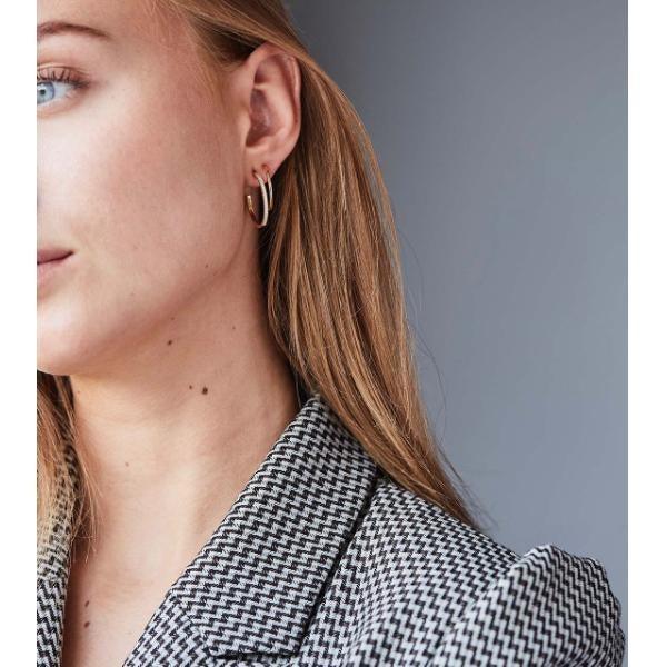 RO Copenhagen 18kt Rock Classic Diamant Creol vist på kvinde med lyst hår, elegant og tidløst look. Model 119258-2