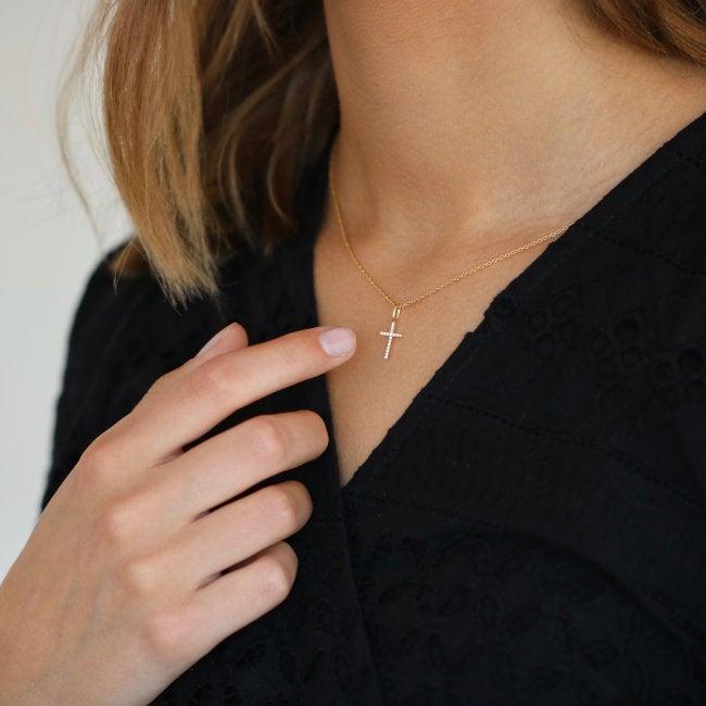 RO Copenhagen 18kt Rock Classic Diamant Kors Vedhæng hvidguld hænger på halskæde, båret af kvinde. Model 106257-2