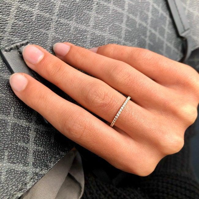 ro copenhagen 18kt rock classic diamant ring hvidguld på en hånd, elegant og diskret, Model 106254-001