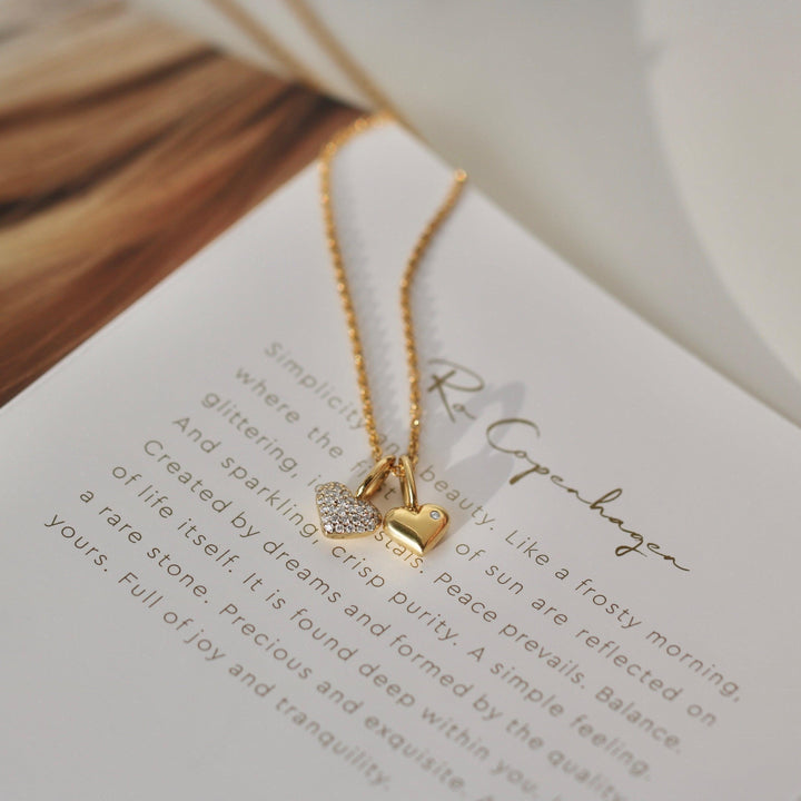 Ro Copenhagen 18kt Rock My Heart diamant hjerte vedhæng i guld med pavé og blank hjerte, model 121371-2