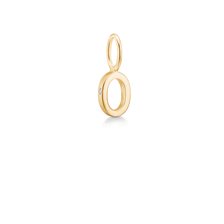 Ro Copenhagen My Bogstavs Vedhæng A, W. Elegant bogstavsvedhæng i blankt guld med lille diamantdetalje. Model p114y-015-15.