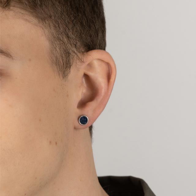 Son of Noa Orestik med sodalit vises i øret på model, blå sten i enkel metalramme. Model 325184-325184-2