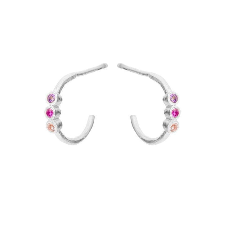 Susanne Friis Bjørner sølv øreringe med farvede zirkoner, buet design, model 5647-1-569-1.