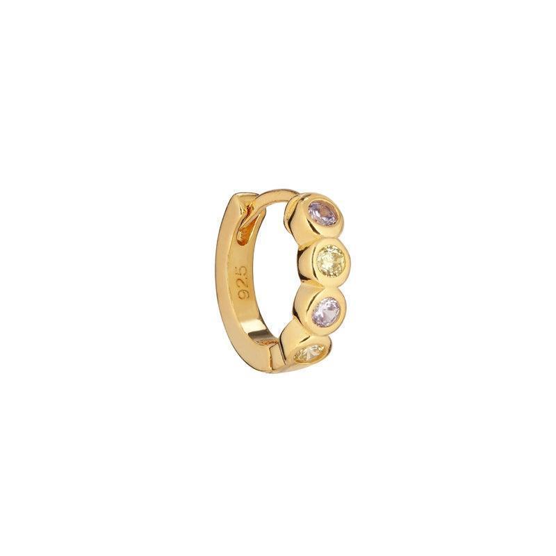 Ellie Huggie Ørering, et lille forgyldt ørehoop med farvede sten, synlig detalje. Model SS2118-SS2118-1