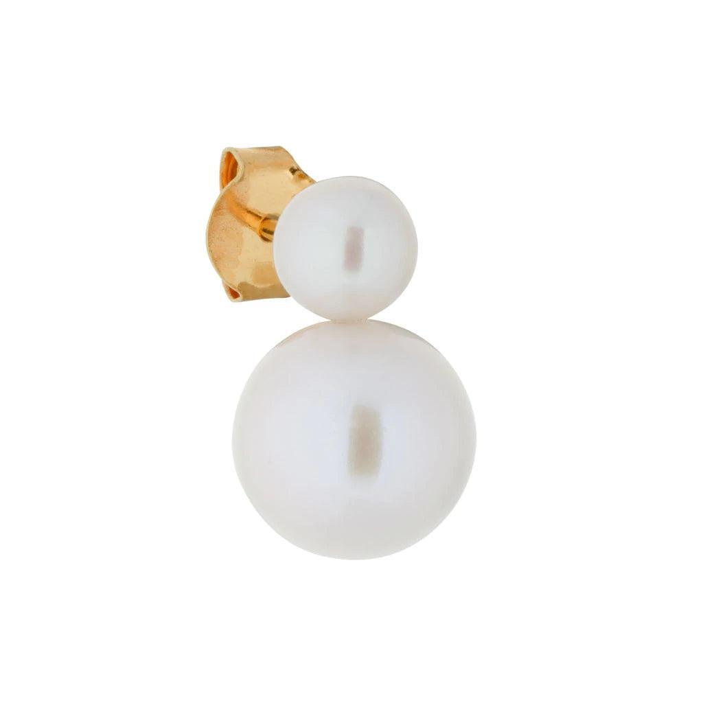 The Earring Shop Mer Ørestik viser en enkel forgyldt ørestik med to hvide ferskvandsperler. Model SS2210-SS2210-1.