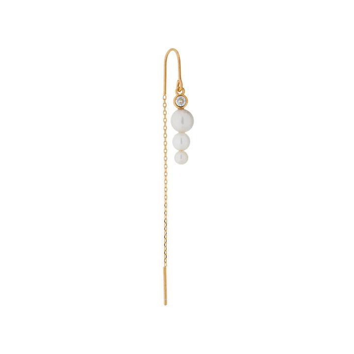 Nuit Hook Threader Kaede Ørering viser en elegant forgyldt kæde med hvide perler. Model SS2220-1.