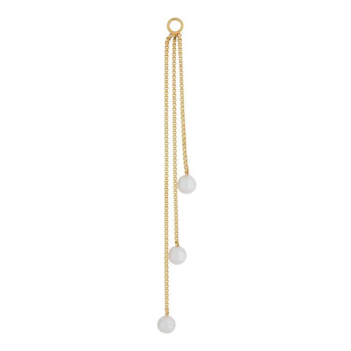 The Earring Shop Tassel Pearl Charm viser en elegant lang øreklæde i guldlook med tre hvide perler. Model SS2223-1.