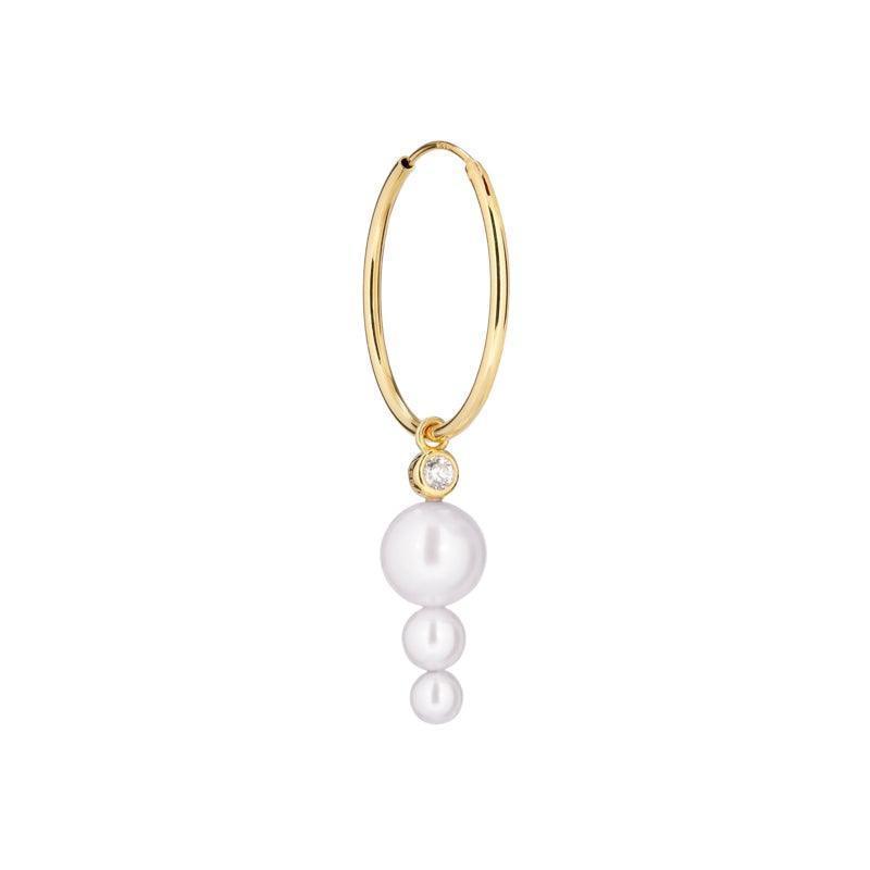 Toujours Hoop med perler viser en elegant guldfarvet creol med tre hvide perler og en klar sten. Model SS2112-SS2112-1
