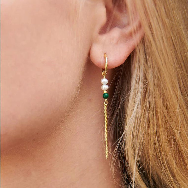 wioga-adona-oreringe-solvforgyldt viser en elegant ørering i sølvforgyldt look med perler og grøn detalje. Model e-8153-gp