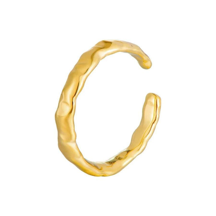 wioga ingeborg ring sølvforgyldt med organisk, bølget struktur og blank gylden overflade. Model R-8148-GP
